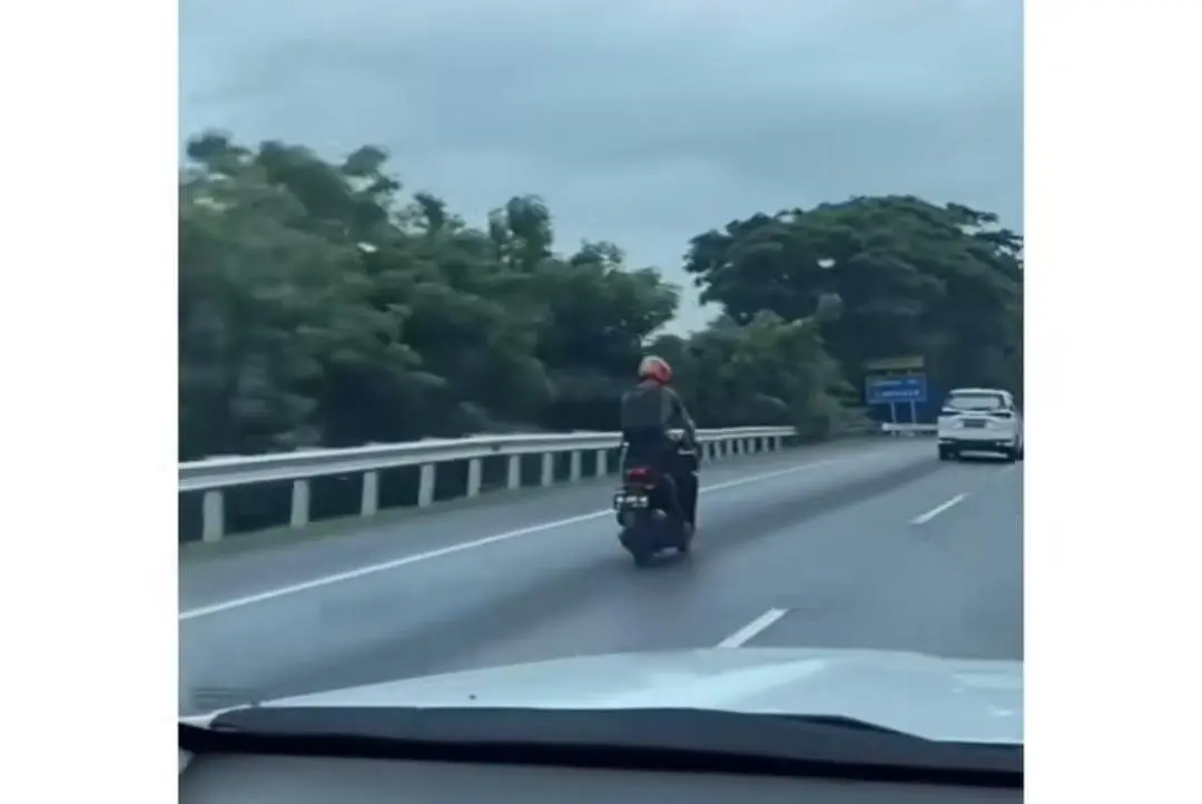 Ikuti Google Maps, Bule Naik Motor Masuk Jalan Tol di Makassar