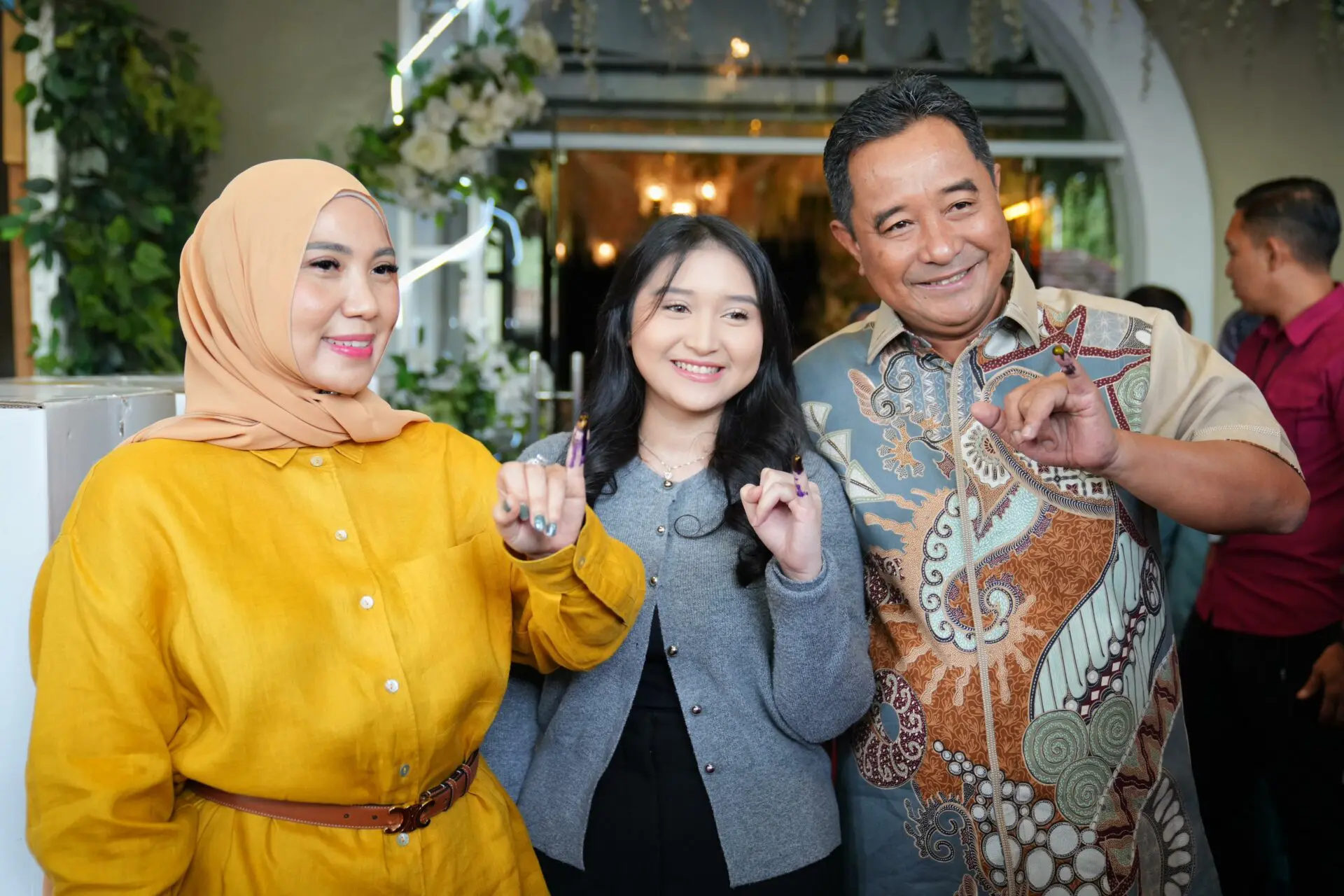 Penjabat Gubernur Bersama Istri dan Anak Mencoblos di TPS 001 Sawerigading