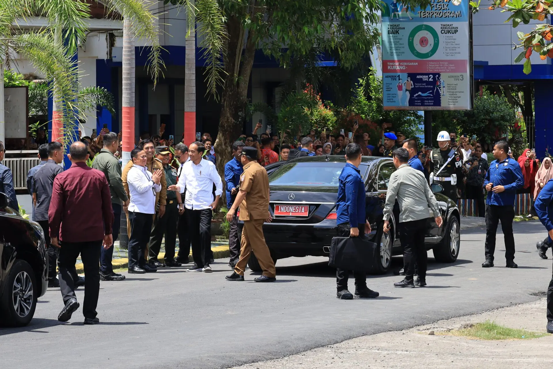 Riuh Emak-Emak Nasabah PNM Sambut Presiden Jokowi di Maros