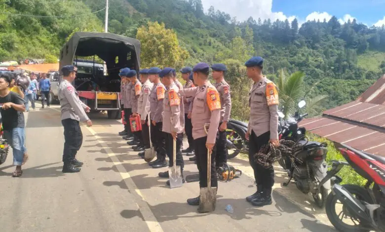 Polda Sulsel Kerahkan 3 Polres Bantu Evakuasi Korban Longsor di Luwu