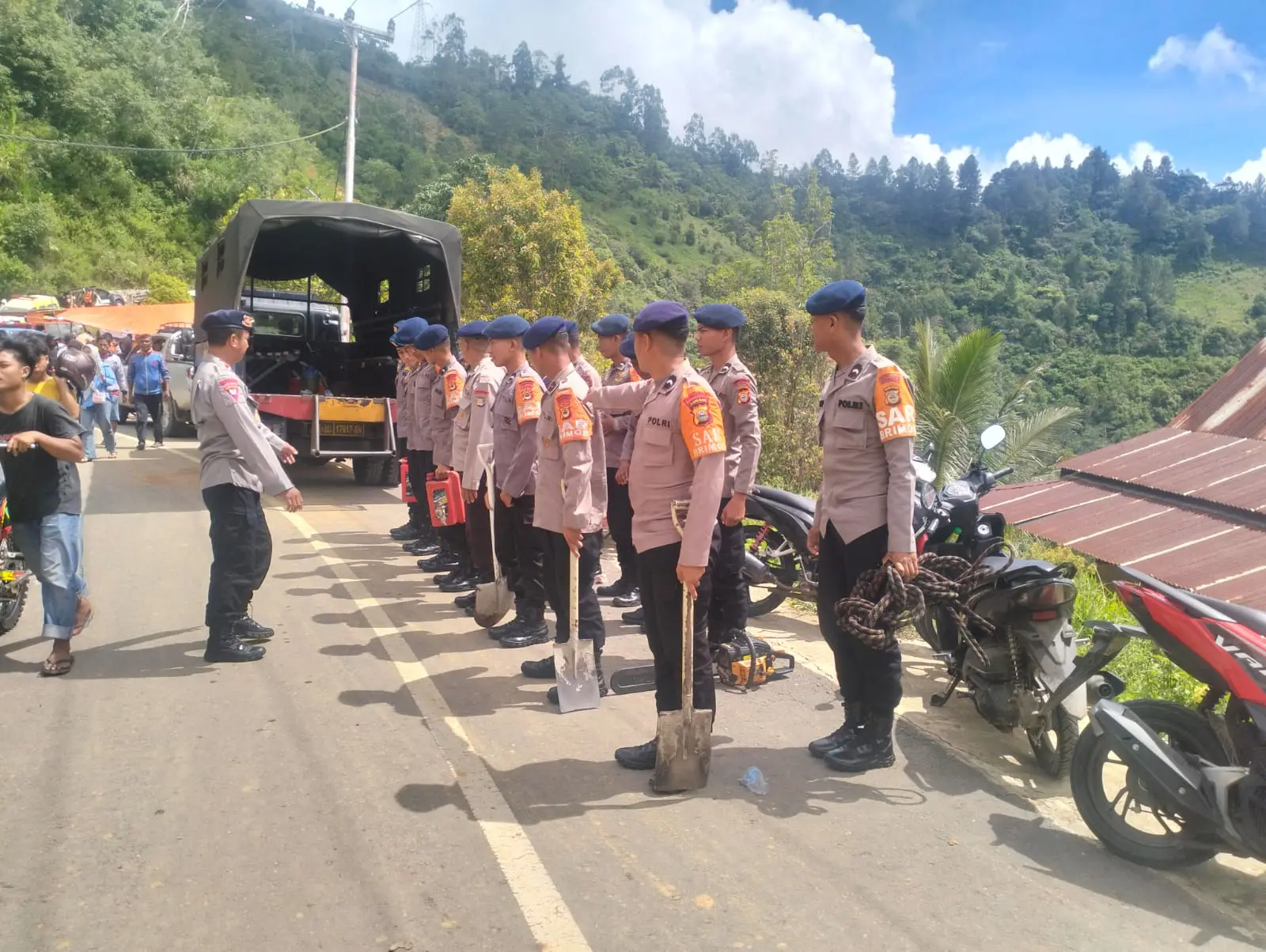 Polda Sulsel Kerahkan 3 Polres Bantu Evakuasi Korban Longsor di Luwu