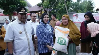 Pj Gubernur dan Pj Ketua PKK Sulsel Salurkan Bantuan Pangan Presiden Jokowi untuk Warga Bone