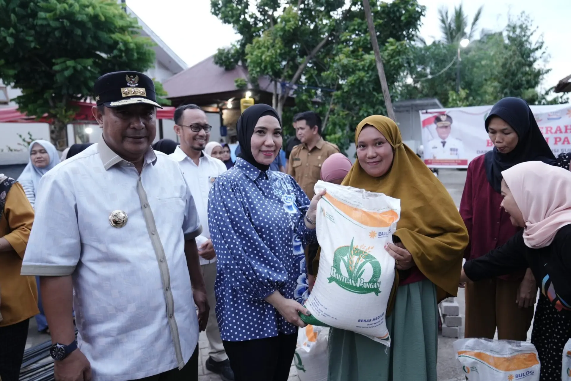 Pj Gubernur dan Pj Ketua PKK Sulsel Salurkan Bantuan Pangan Presiden Jokowi untuk Warga Bone