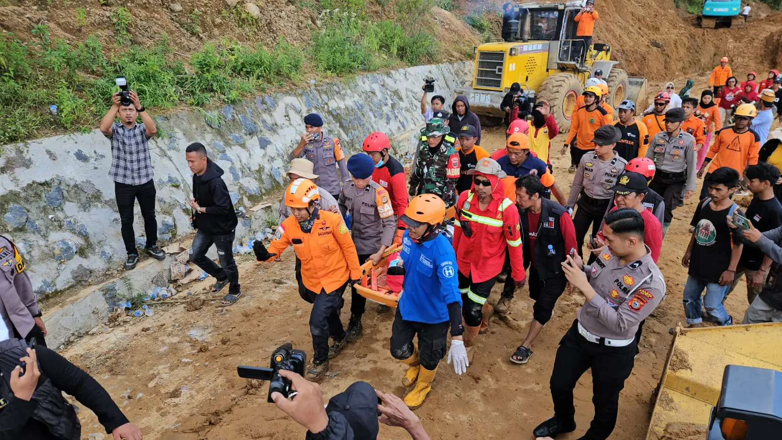 Pemprov Sulsel Salurkan 1 Ton Beras ke Lokasi Bencana Longsor Luwu