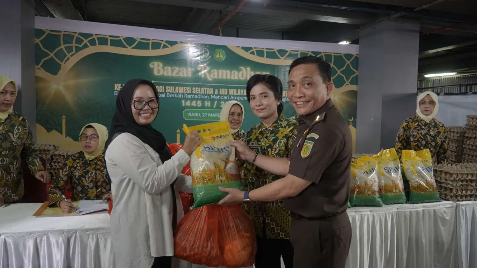 Bersama Ikatan Adhyaksa, Kejati Sulsel Menggelar Bazar Ramadan (Foto: Humas Kejati Sulsel)