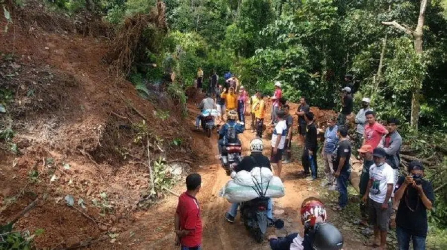 Imbas Penanganan Longsor, Jalan Trans Sulawesi Poros Palopo-Toraja Macet Karena Kendaraan Antre Melintas