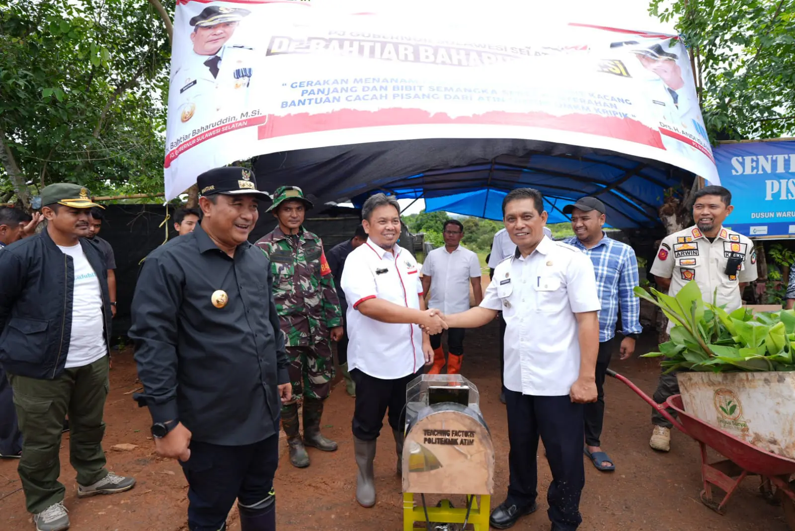 Pj Gubernur Bahtiar Serahkan Bantuan Alat Perajang Pisang untuk Bantu Produksi UMKM