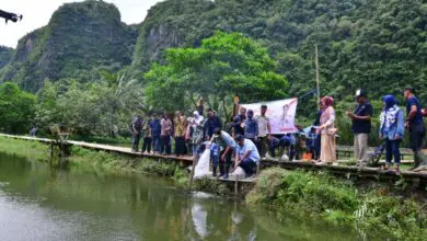 Lestarikan Kawasan Rammang-rammang, Pj Gubernur Bahtiar Tanam Sukun Hingga Tebar Benih Ikan