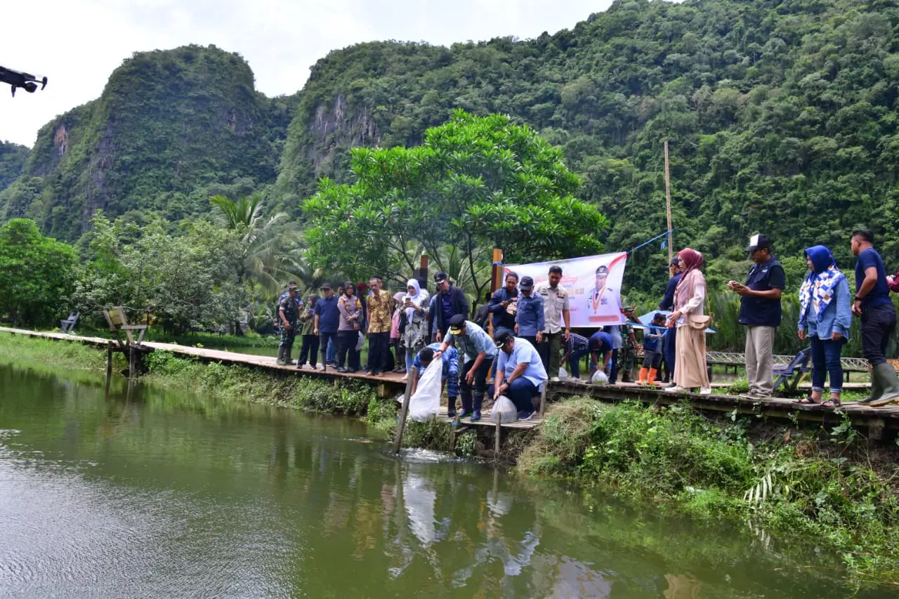 Lestarikan Kawasan Rammang-rammang, Pj Gubernur Bahtiar Tanam Sukun Hingga Tebar Benih Ikan