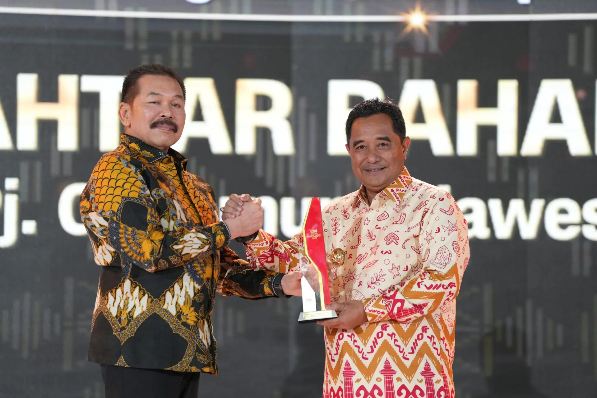 Pj Gubernur Bahtiar Raih CNN Indonesia Awards Kategori Excellence Governance Leadership