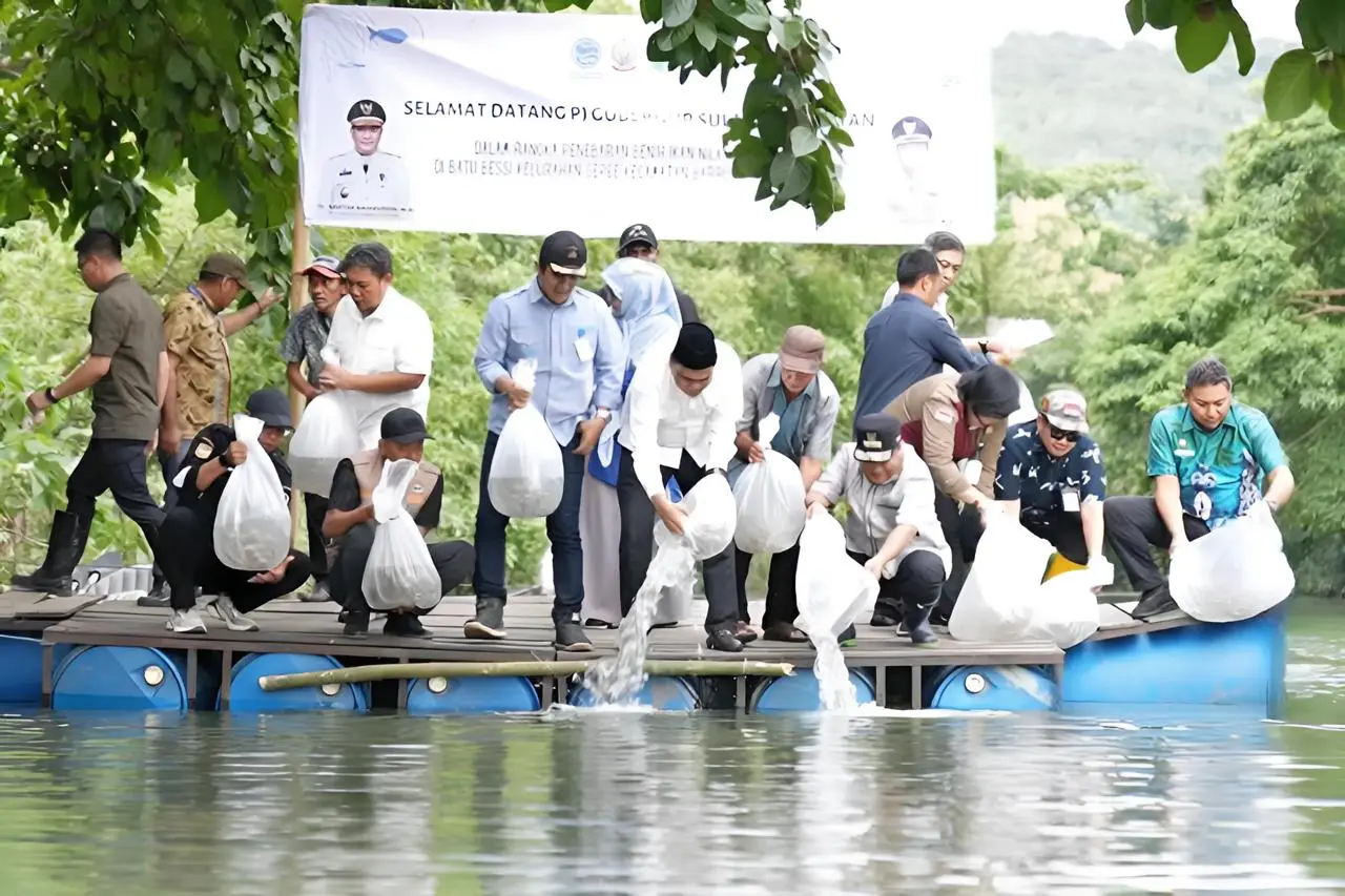 200 Ribu Benih Ikan Nila Ditebar di Barru