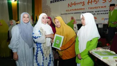 Pj Ketua PKK Sulsel Serahkan Bantuan Al Qur’an untuk Pesantren Putri Ummul Mukminin