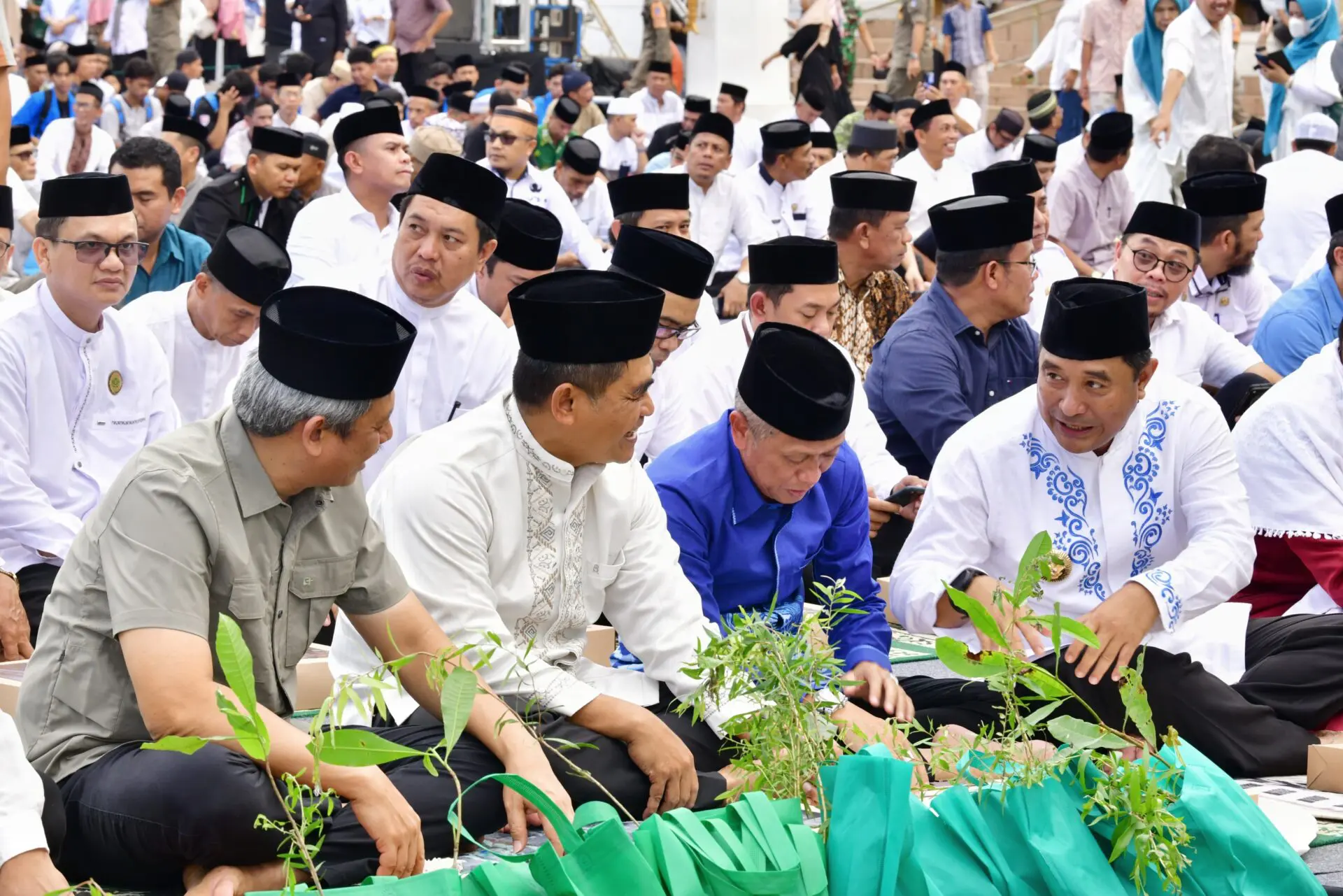 Puluhan Ribu Warga Hadiri Buka Puasa Akbar dan Sedekah Pohon di Bone