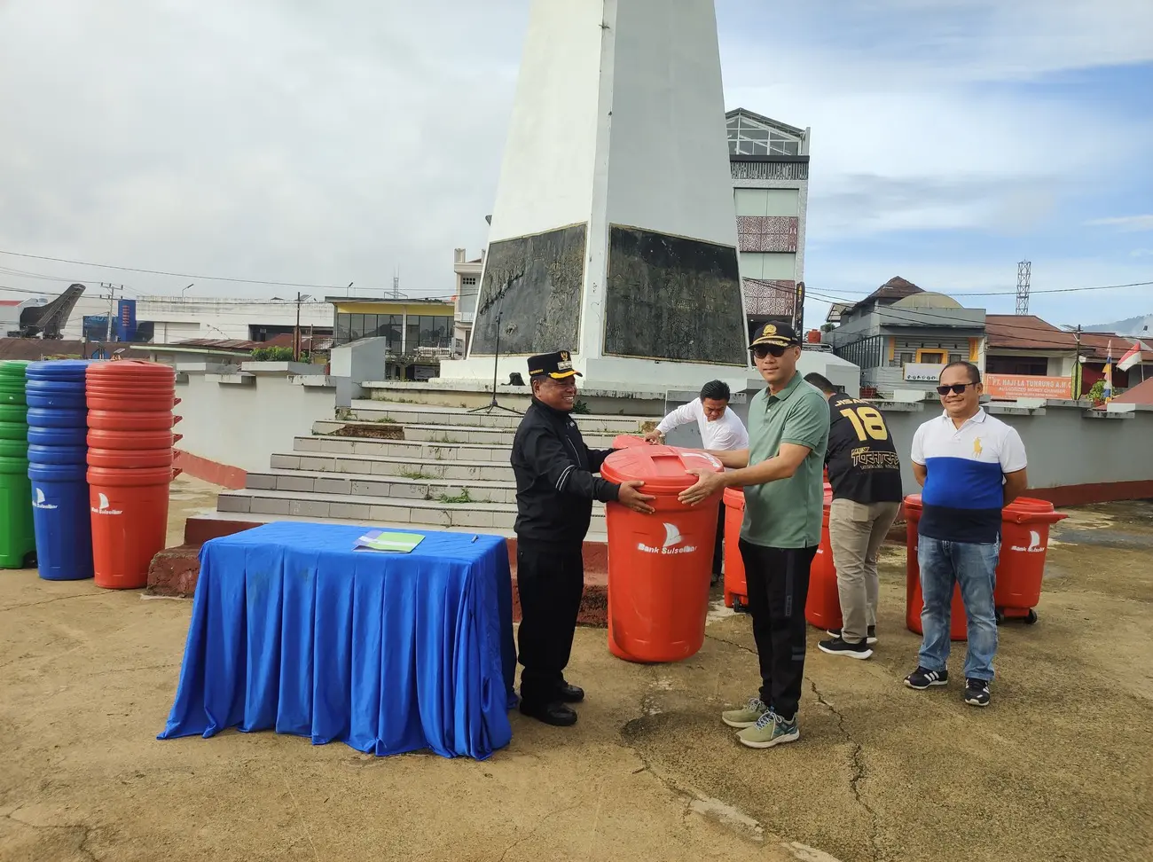 Bank Sulselbar Sumbangkan Tong Sampah untuk Pemerintah Kabupaten Toraja Utara