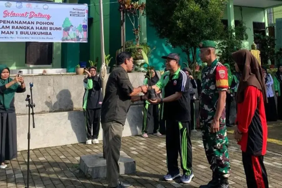 DLHK Bulukumba Bersama MAN 1 Tanam Pohon Peringati Hari Bumi 2024