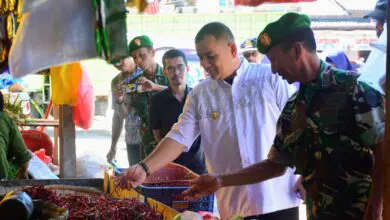 Pj Bupati Sinjai Lakukan Operasi Pasar Jelang Hari Raya Idul Fitri