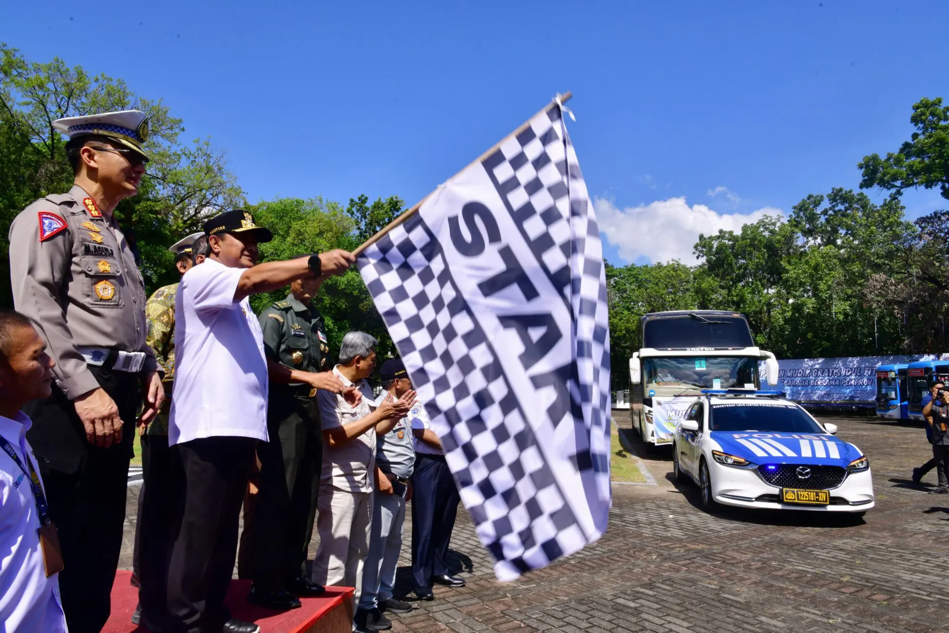 Lepas Mudik Gratis, Pj Gubernur Bahtiar Bagikan Paket Sembako