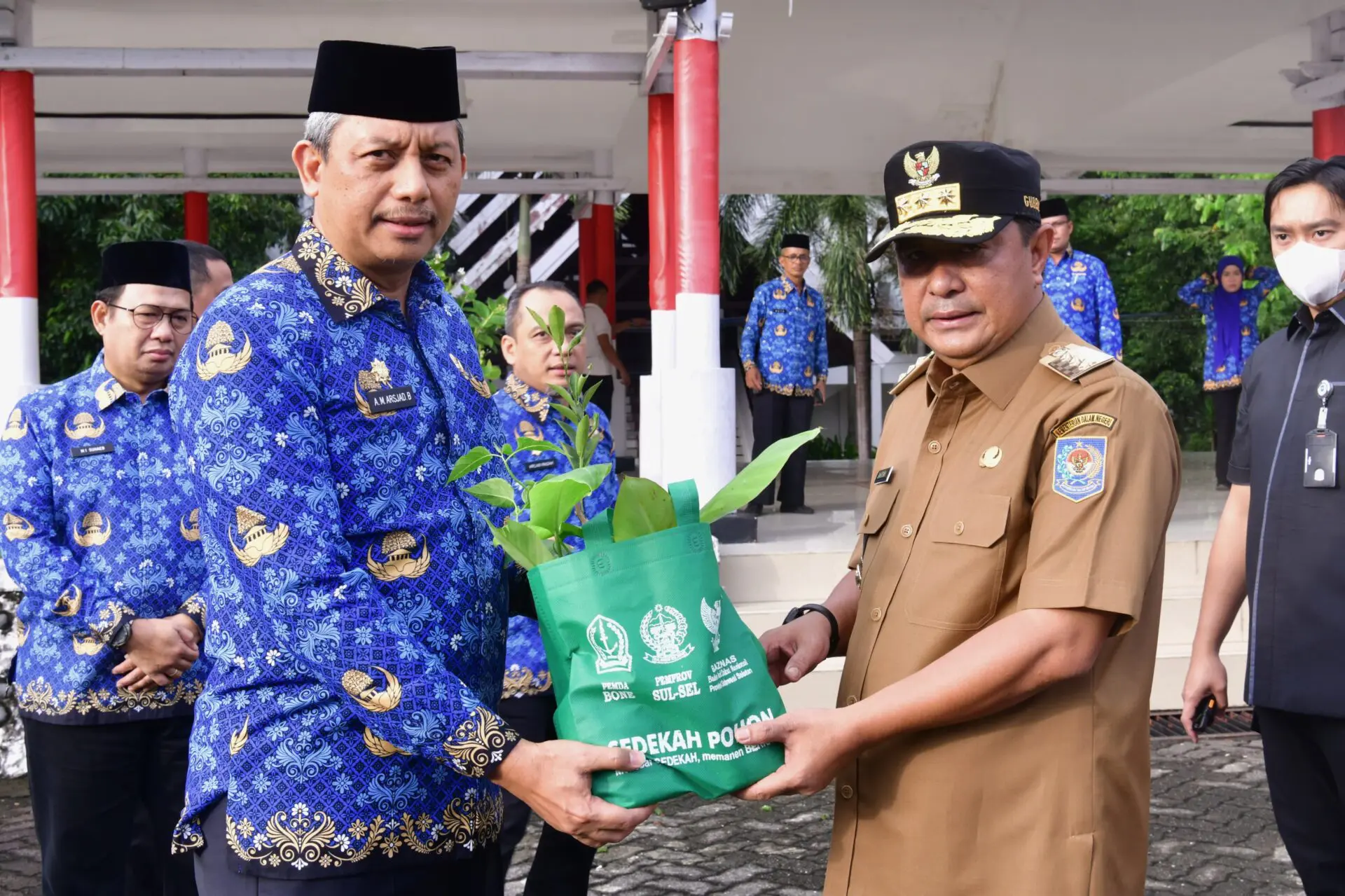 Peringati Hari Kesadaran Nasional, Pj Gubernur Sulsel Serahkan 4.100 Bibit Pohon dan SK 2.341 PPPK
