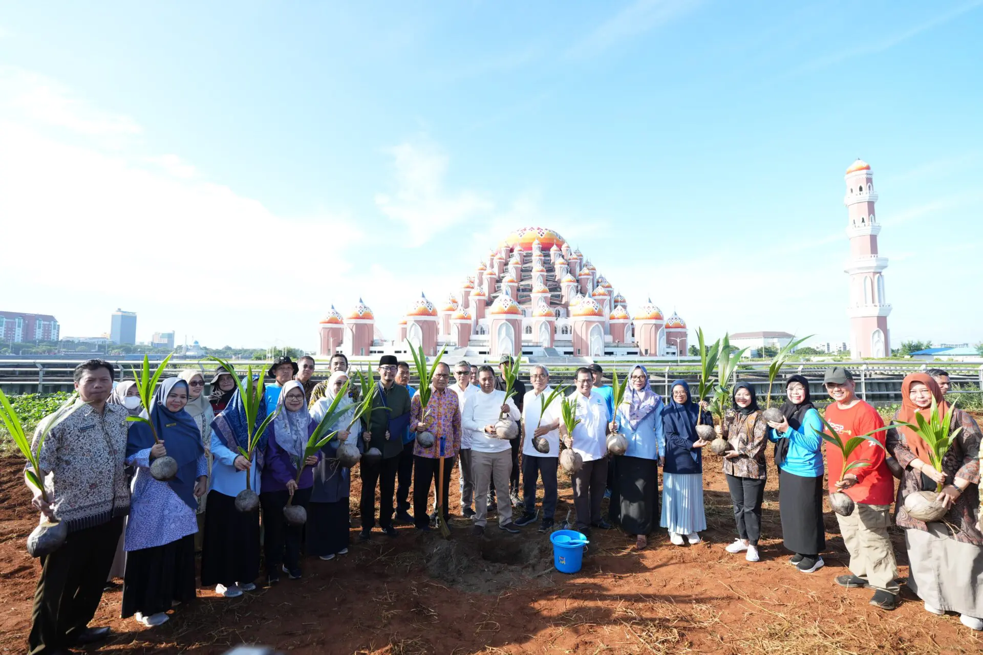 Pj Gubernur Bahtiar Tanam Kelapa Genjah, Komoditas Unggulan dari Selayar