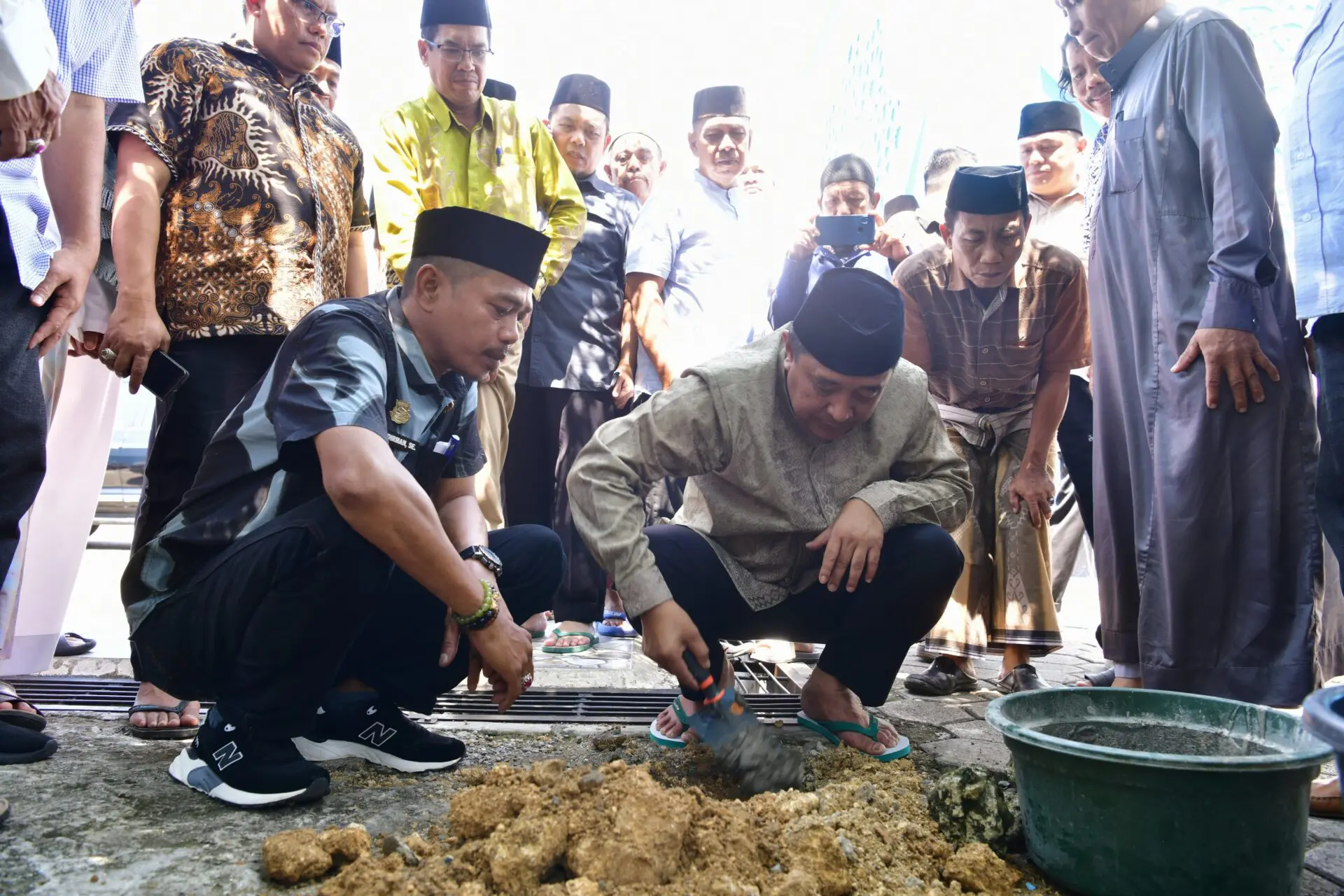 Pj Gubernur Bahtiar Mulai Pembangunan Menara Masjid Nurul Ilmi Himal Bone