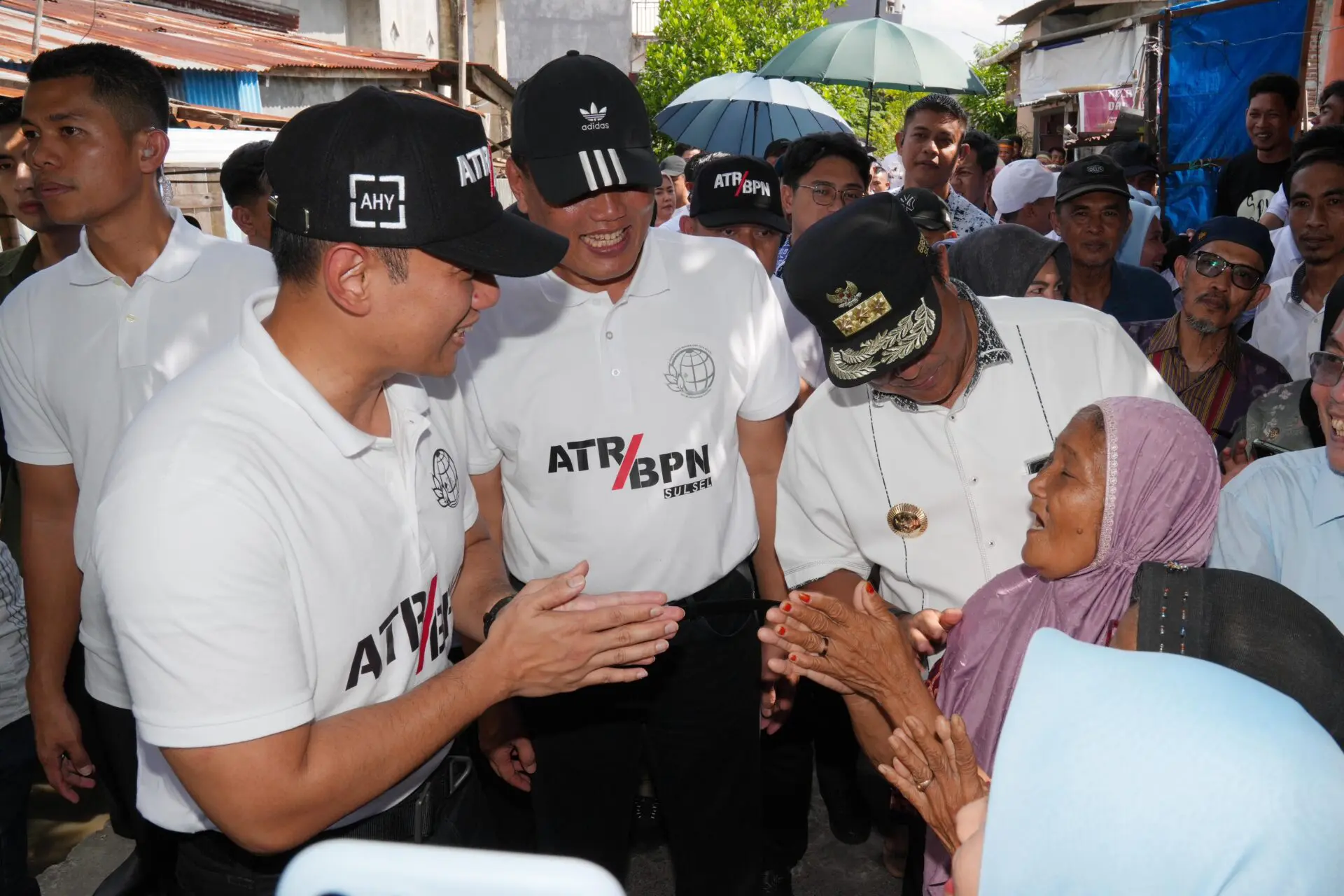 AHY Bagi-bagi Sertipikat di Gowa, Pj Gubernur Bahtiar Semringah