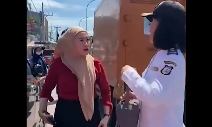 Mobilnya Digembok Petugas Dishub Karena Parkir Sembarangan, Wanita Ini Mengamuk