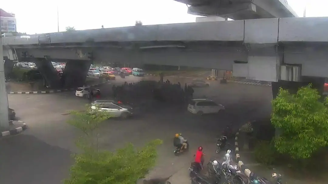 Lalu Lintas Kembali Lancar Usai Aksi Massa Buruh di Fly Over Makassar Bubar