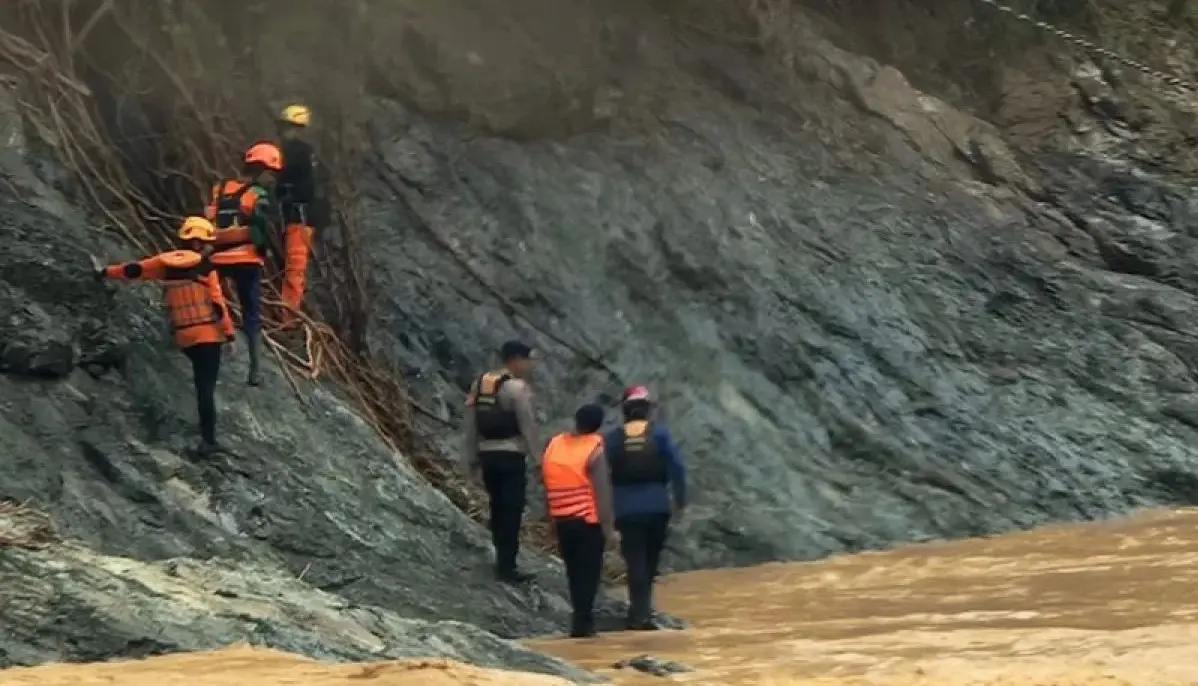 Basarnas Terjunkan 5 Tim untuk Mencari Anak di Luwu yang Hilang Terseret Banjir