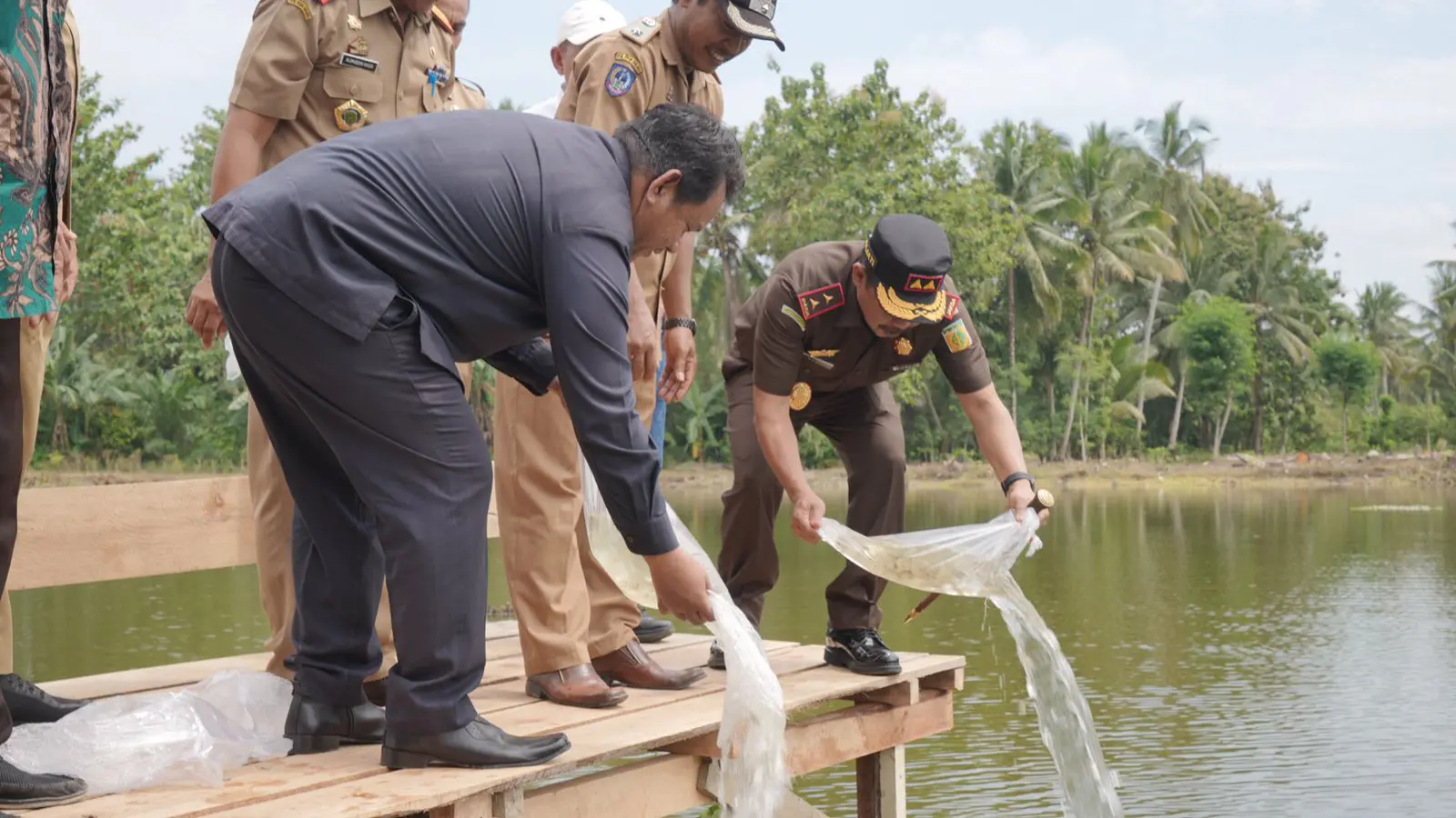 Dorong Pengendalian Inflasi di Luwu Timur, Kajati Sulsel Tebar 2.000 Benih Ikan