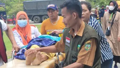 Nakes Harus Jalan Kaki untuk Layani Korban Banjir dan Longsor di Latimojong