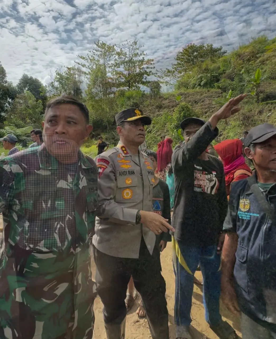 Pangdam dan Kapolda Terjun Langsung Bantu Korban Banjir dan Longsor, Pj Gubernur Bahtiar Sampaikan Terima Kasih
