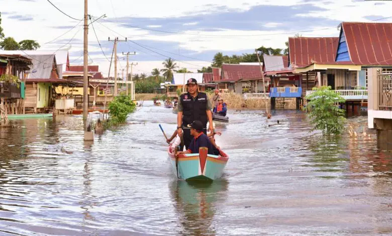 Dengan Sampan Pj Gubernur Bahtiar Sapa Korban Banjir di Sabbangparu, Wajo