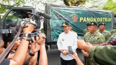 Pj Gubernur Sulsel dan Pangdiv 3 Kostrad Lepas 10 Truk Bantuan untuk Luwu