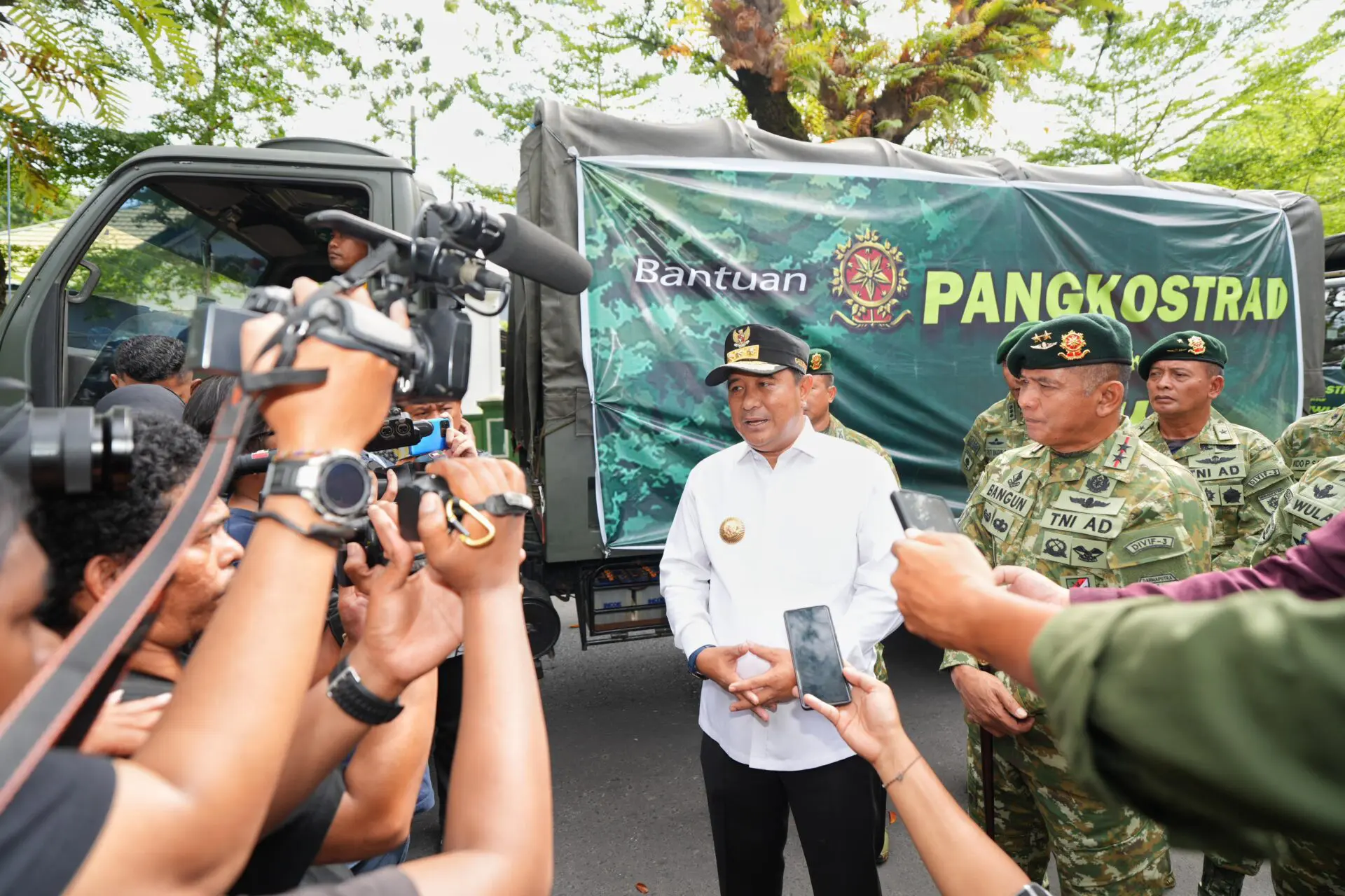 Pj Gubernur Sulsel dan Pangdiv 3 Kostrad Lepas 10 Truk Bantuan untuk Luwu