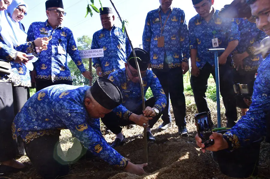 Pj Gubernur Prof Zudan Canangkan Gerakan Sulsel Menanam, Satu Pohon Tiap KK