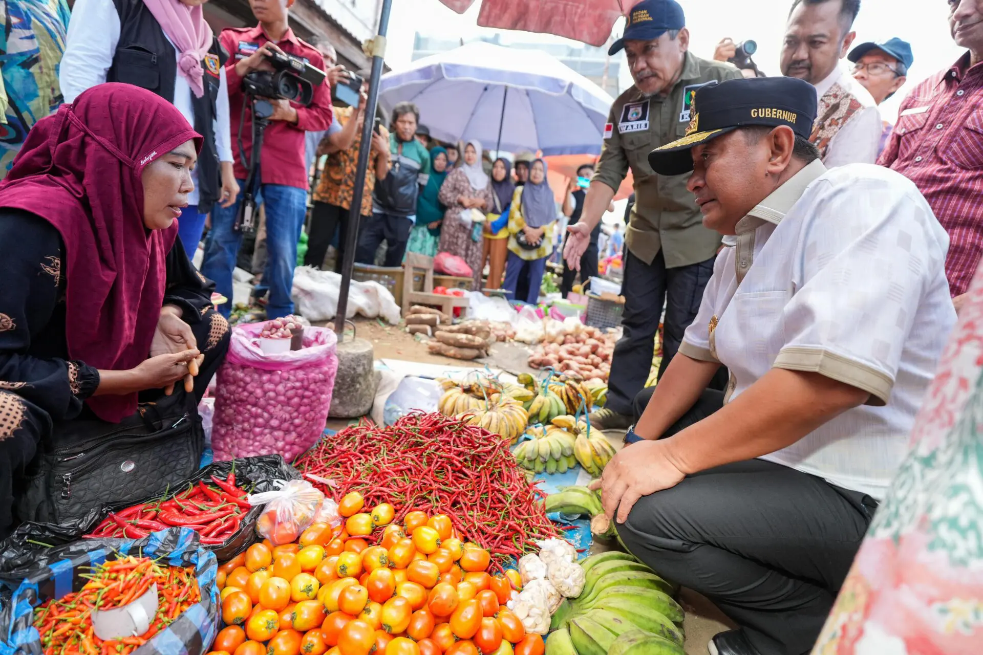 Datangi Pasar di Polman, Pj Gubernur Bahtiar Pastikan Harga Kebutuhan Pokok Terukur  