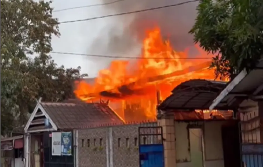 Kebakaran Hebat Menimpa Rumah Penjual Gas LPG di Kota Makassar
