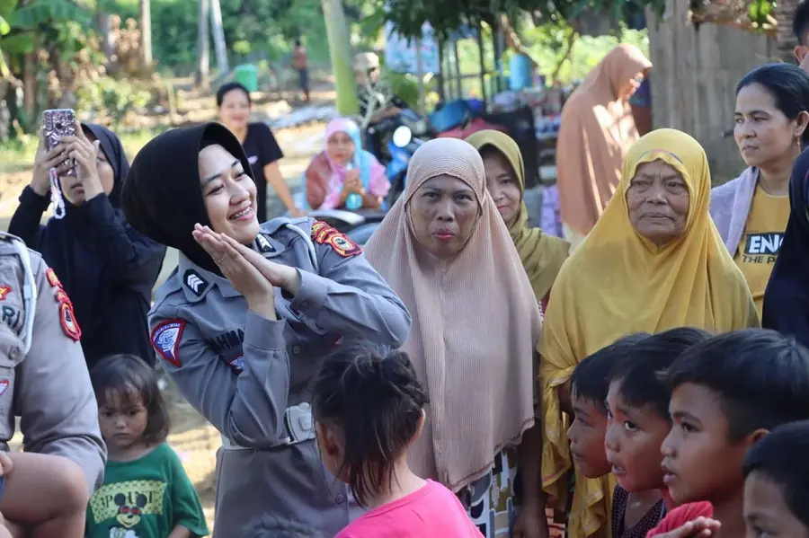 Polres Luwu Terjunkan Tim Trauma Healing Hibur Anak-Anak Korban Bencana dengan Bermain dan Bernyanyi