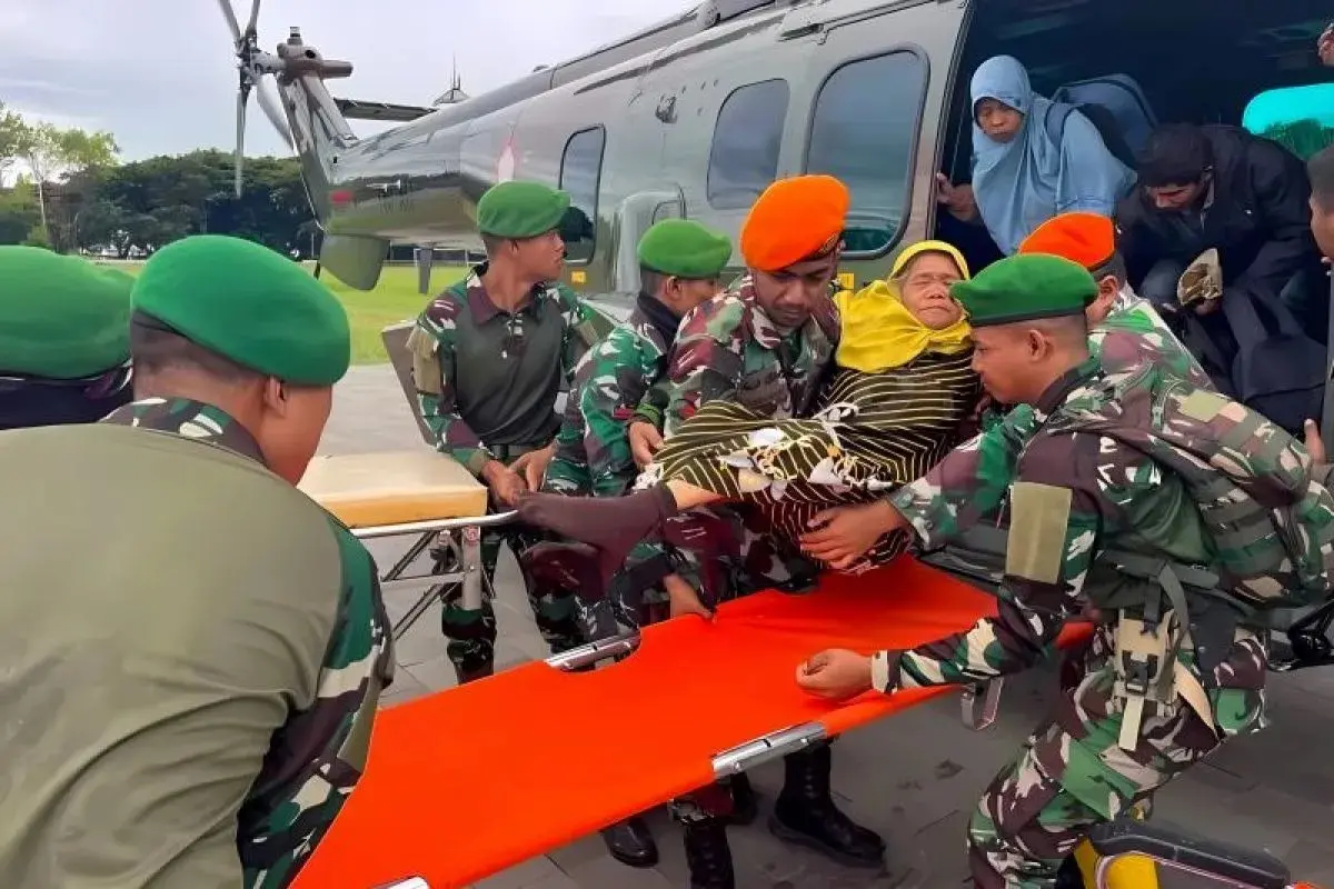 TNI AU Kembali Berhasil Mengevakuasi Korban Bencana Banjir di Luwu
