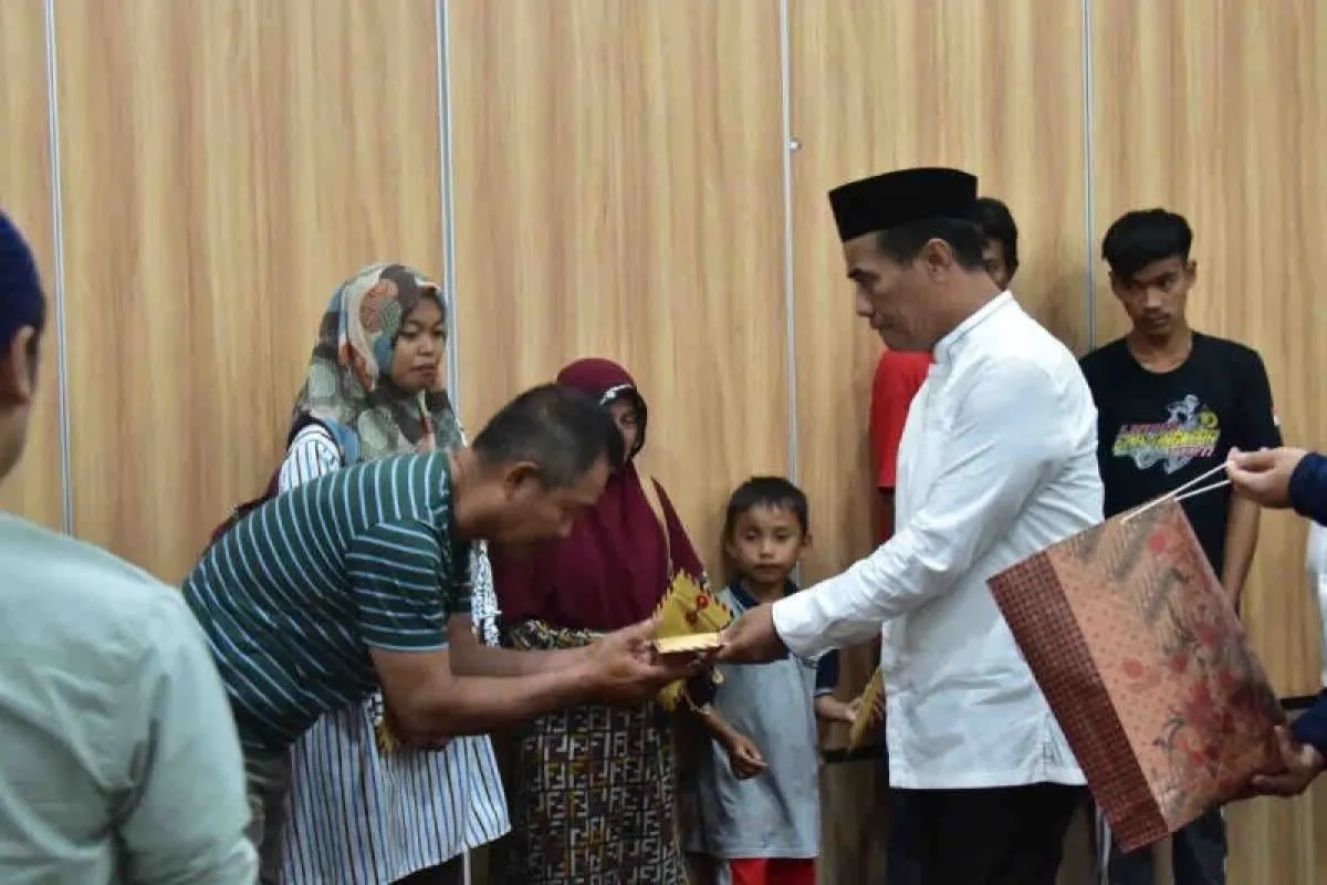 Menteri Pertanian Memberi Bantuan dan Santunan Pada Anak Yatim dan Korban Banjir Sulsel
