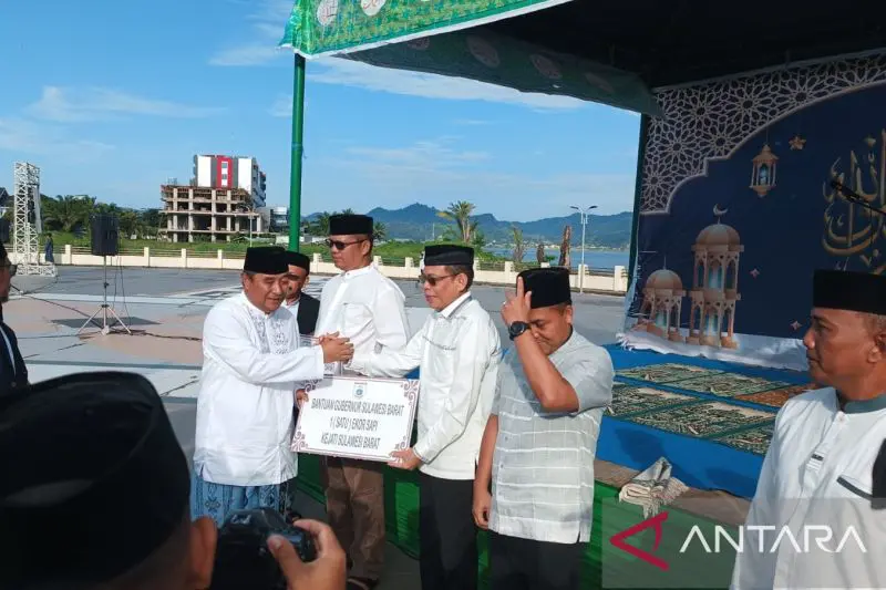 Pj Gubernur Bahtiar Salat Idul Adha di Anjungan Pantai Manakarra, Mamuju