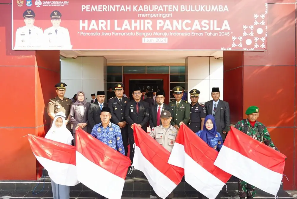 Pimpin Upacara Hari Lahir Pancasila, Wabup Bulukumba, Edy Manaf Serahkan Bendera Merah Putih