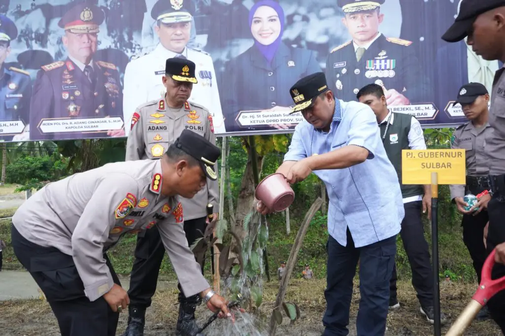 Antisipasi Krisis Pangan, Pj Gubernur dan Kapolda Sulbar Kompak Tanam Sukun di Majene
