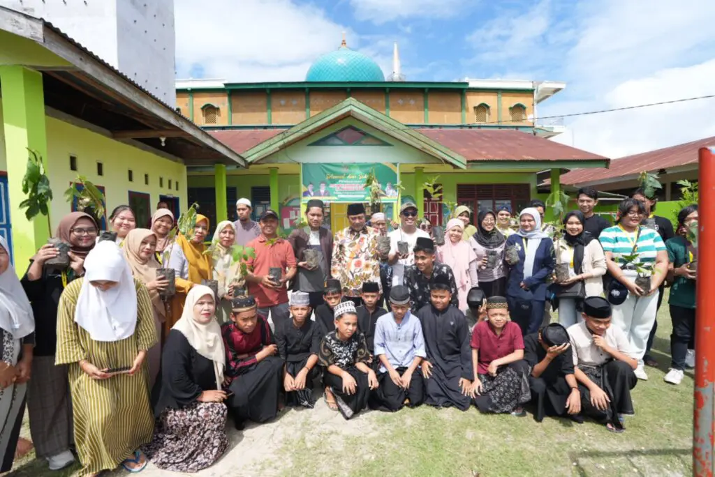 Pj Gubernur Bahtiar Bersama Mahasiswa UGM Tanam Sukun, Atasi Ancaman Krisis Iklim