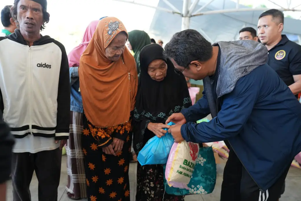 Baznas dan Pj Gubernur Bahtiar Bagikan Bantuan ke Panti Jompo dan Lansia di Polman