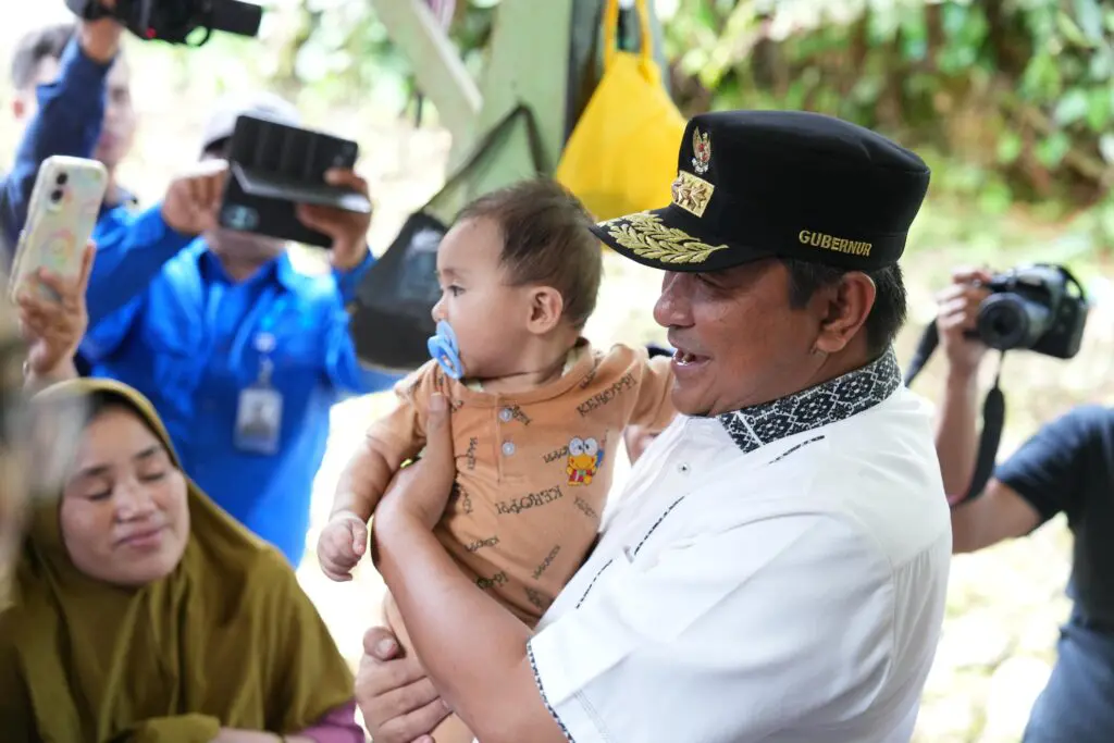 Pantau Pelaksanaan PIN Polio 2024, Pj Gubernur Bahtiar Serahkan Vaksin di Aralle