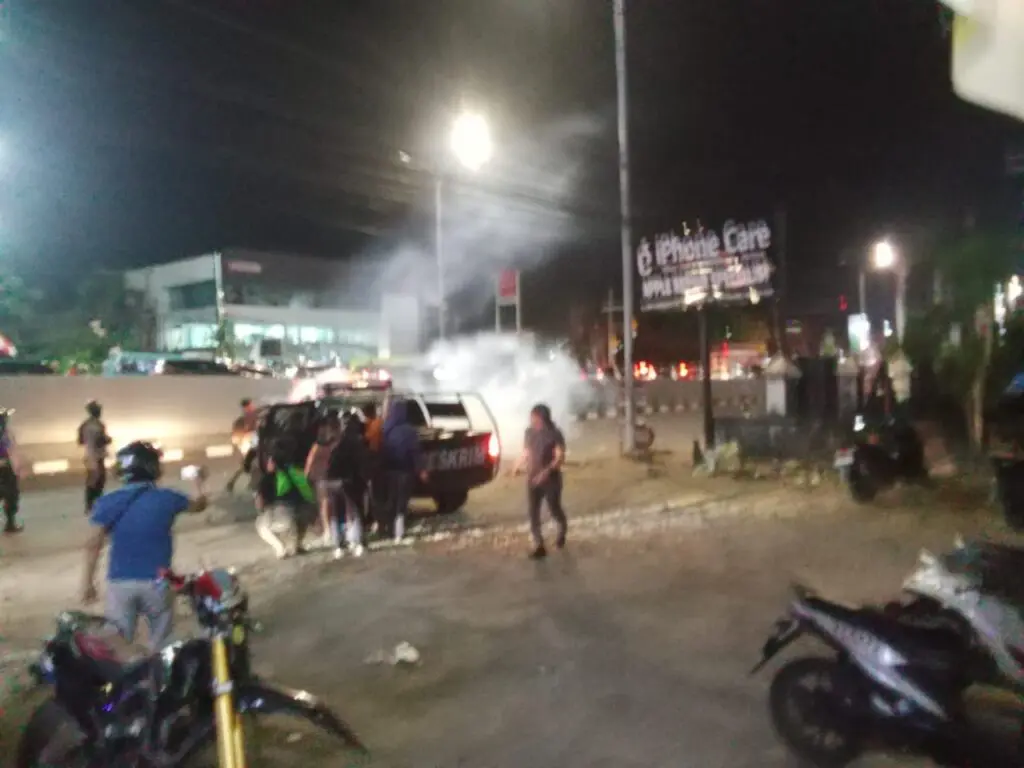 Unjuk Rasa di Makassar Ricuh, Satu Angkot Dibakar dan Dua Mahasiswa Ditangkap