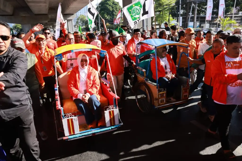 Duet Danny-Azhar Daftar ke KPU Sulsel Naik Becak