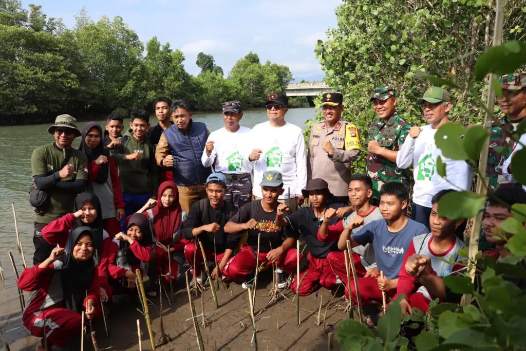 Semarak Hari Jadi ke 20 Sulbar, Sekprov Idris Ajak Kabupaten Terlibat Sepekan Menanam Mangrove