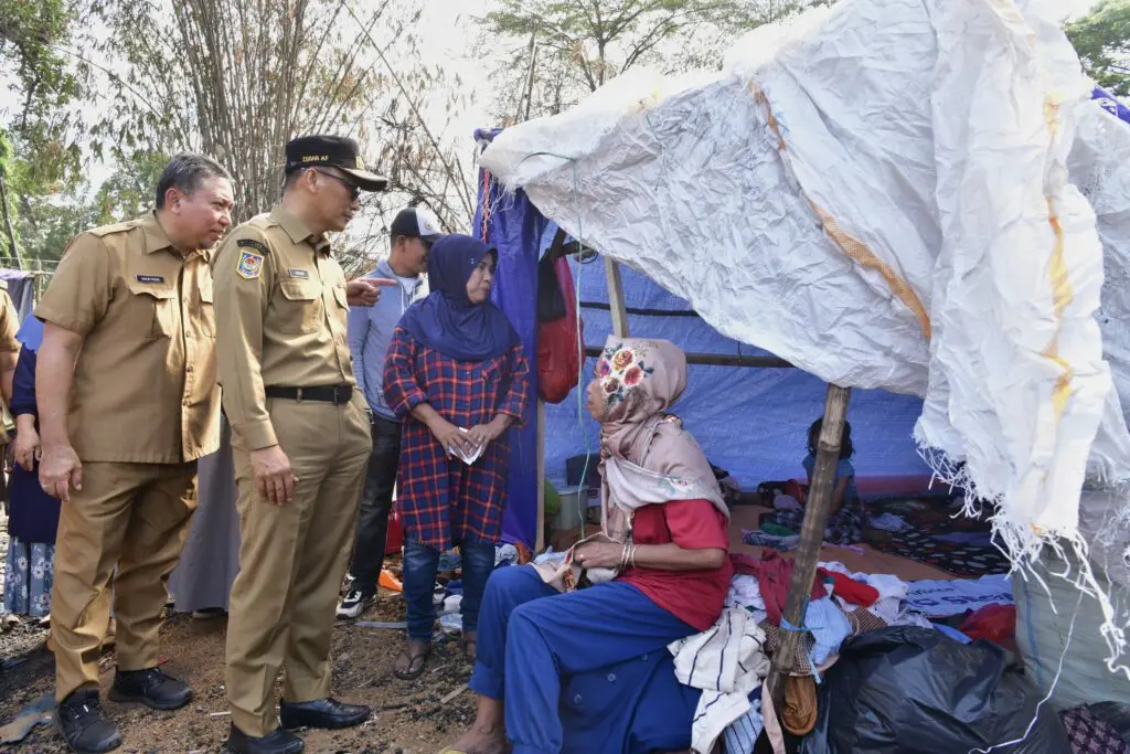 Prihatin atas Kebakaran di TPA Antang, Pj Gubernur Zudan Salurkan Bantuan ke Korban